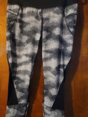 Danskin Now Athletic Black & White Camo Leggings, Size S